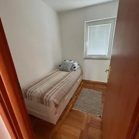 Apartman Pogi ,with Private Olive Garden And Parking,near Beach ,for Six People Apartment Srima