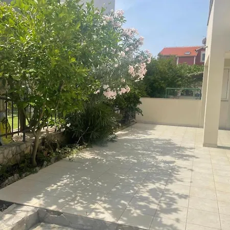 Apartman Pogi ,with Private Olive Garden And Parking,near Beach ,for Six People * Srima