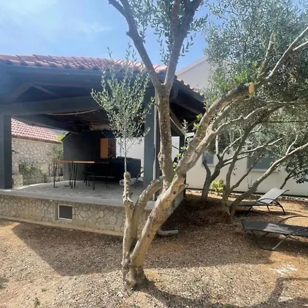 Apartment Apartman Pogi ,with Private Olive Garden And Parking,near Beach ,for Six People Srima