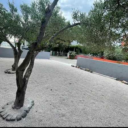 Apartment Apartman Pogi ,with Private Olive Garden And Parking,near Beach ,for Six People *