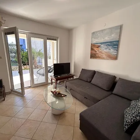 Apartman Pogi ,with Private Olive Garden And Parking,near Beach ,for Six People Apartment *