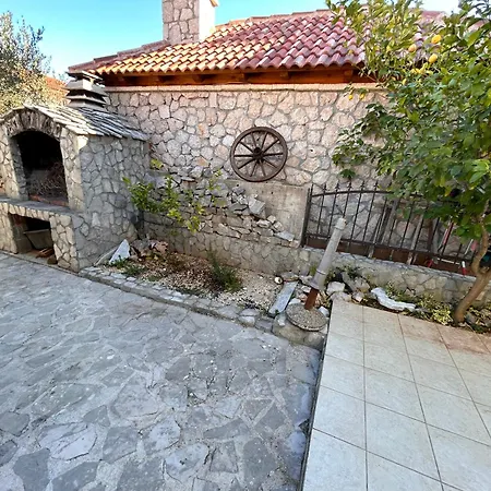 Apartman Pogi ,with Private Olive Garden And Parking,near Beach ,for Six People