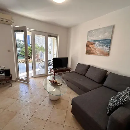 Apartman Pogi ,with Private Olive Garden And Parking,near Beach ,for Six People Apartment *